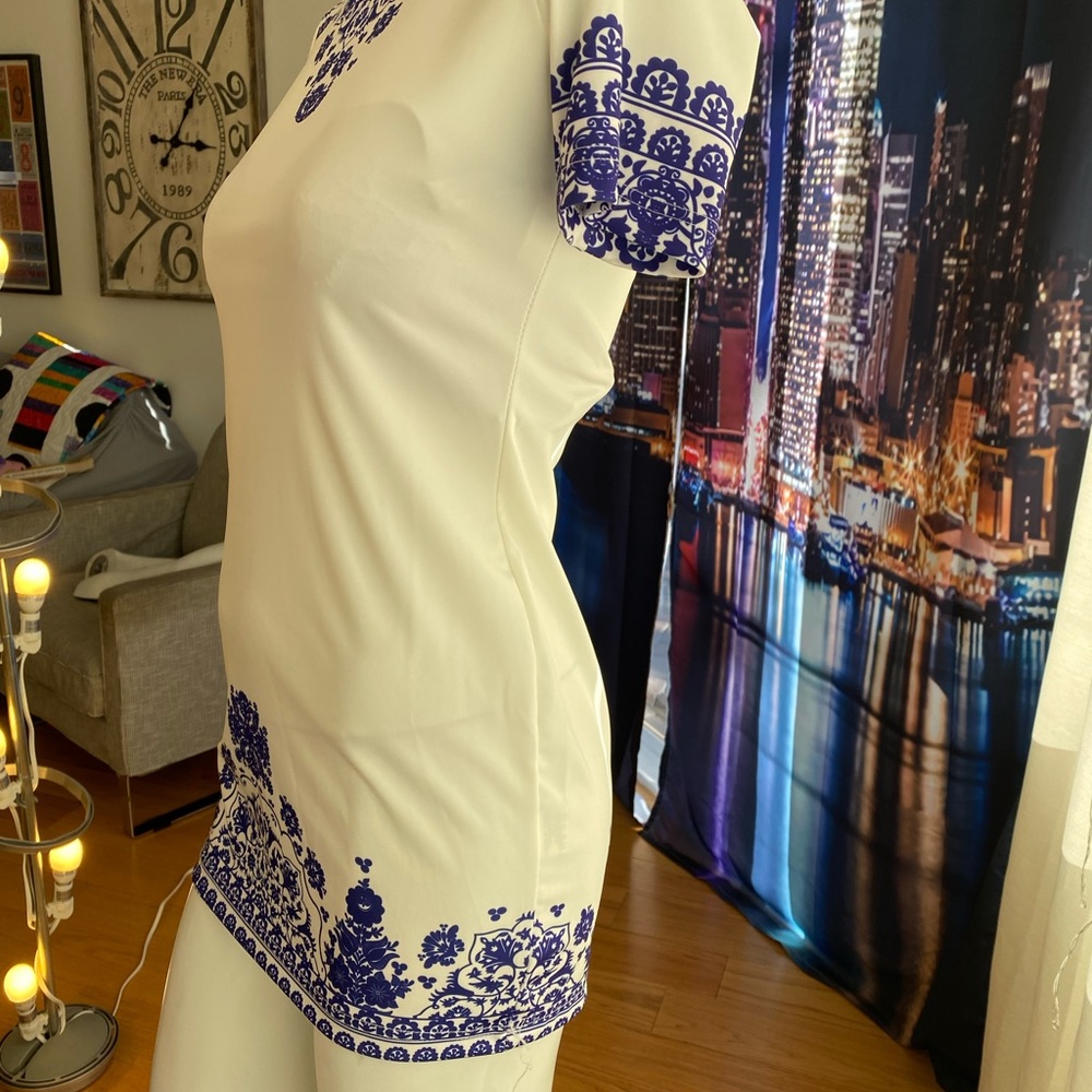 Fitting white tshirt with a pattern